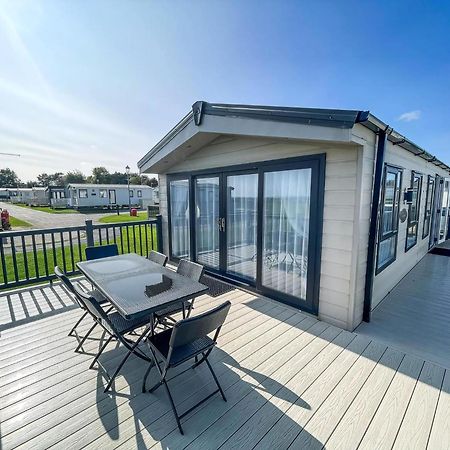 Stunning Lodge Full Sea Views At Broadland Sands In Suffolk Ref 20089Bs Hopton on Sea المظهر الخارجي الصورة