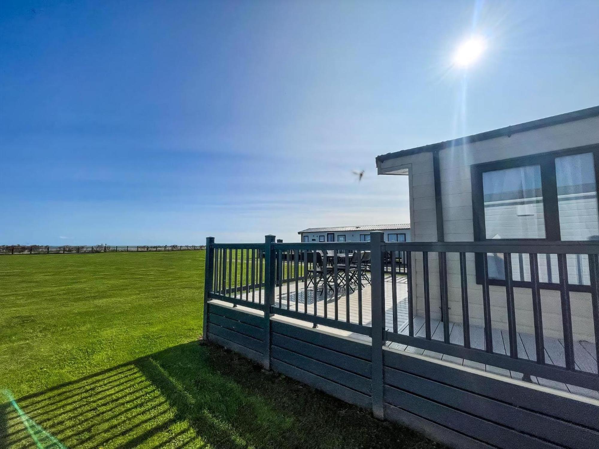 Stunning Lodge Full Sea Views At Broadland Sands In Suffolk Ref 20089Bs Hopton on Sea المظهر الخارجي الصورة