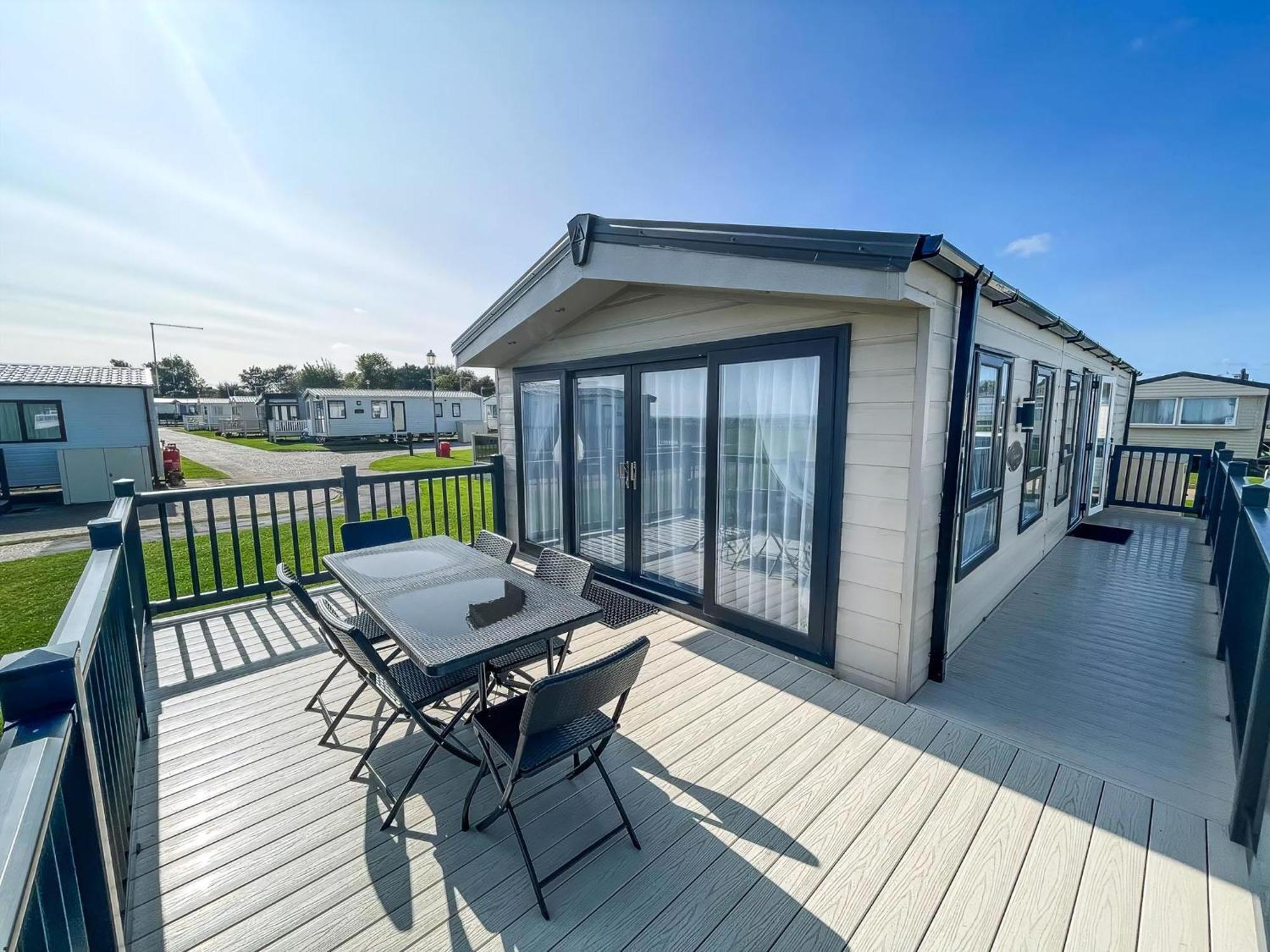 Stunning Lodge Full Sea Views At Broadland Sands In Suffolk Ref 20089Bs Hopton on Sea المظهر الخارجي الصورة