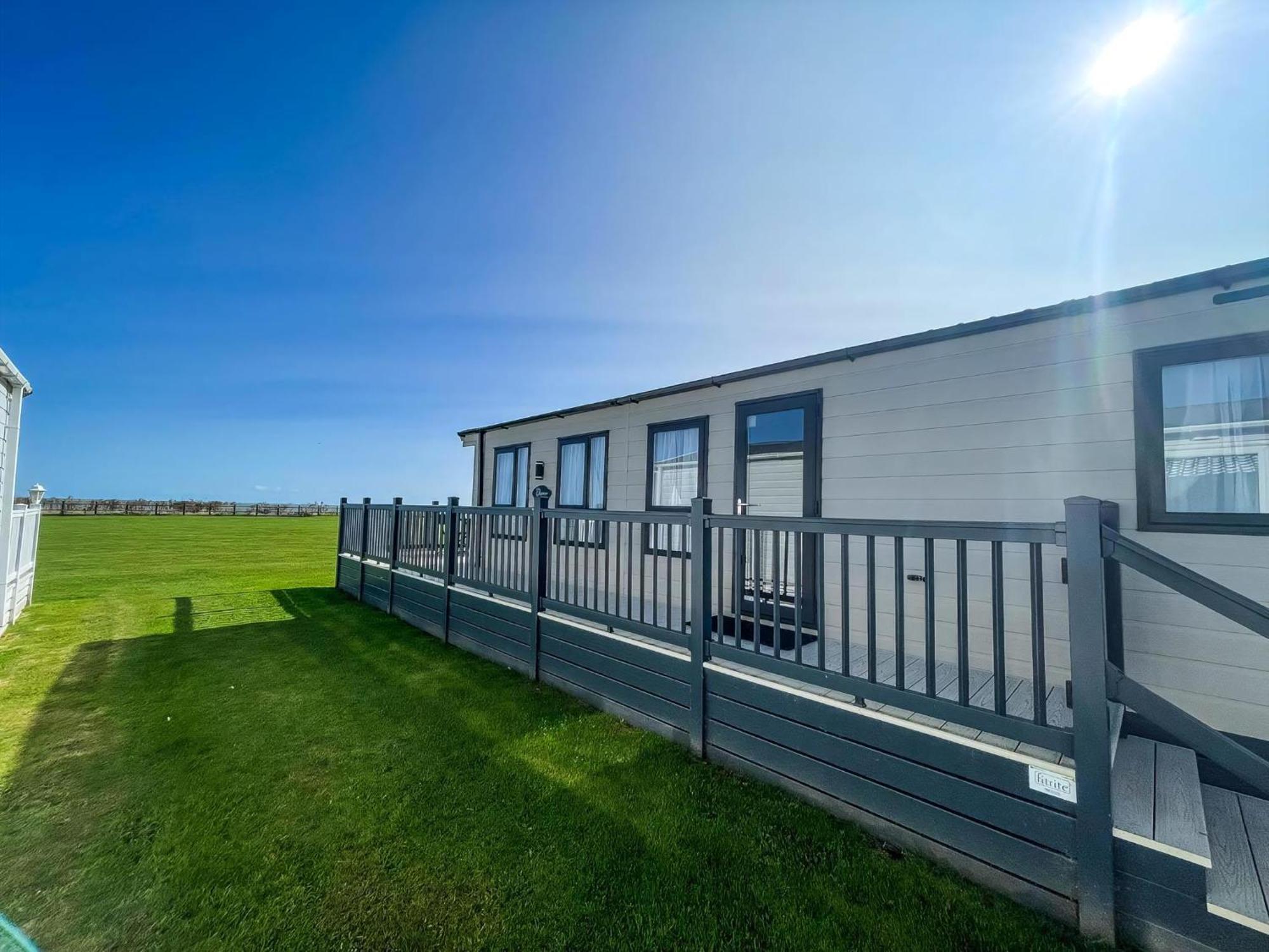 Stunning Lodge Full Sea Views At Broadland Sands In Suffolk Ref 20089Bs Hopton on Sea المظهر الخارجي الصورة