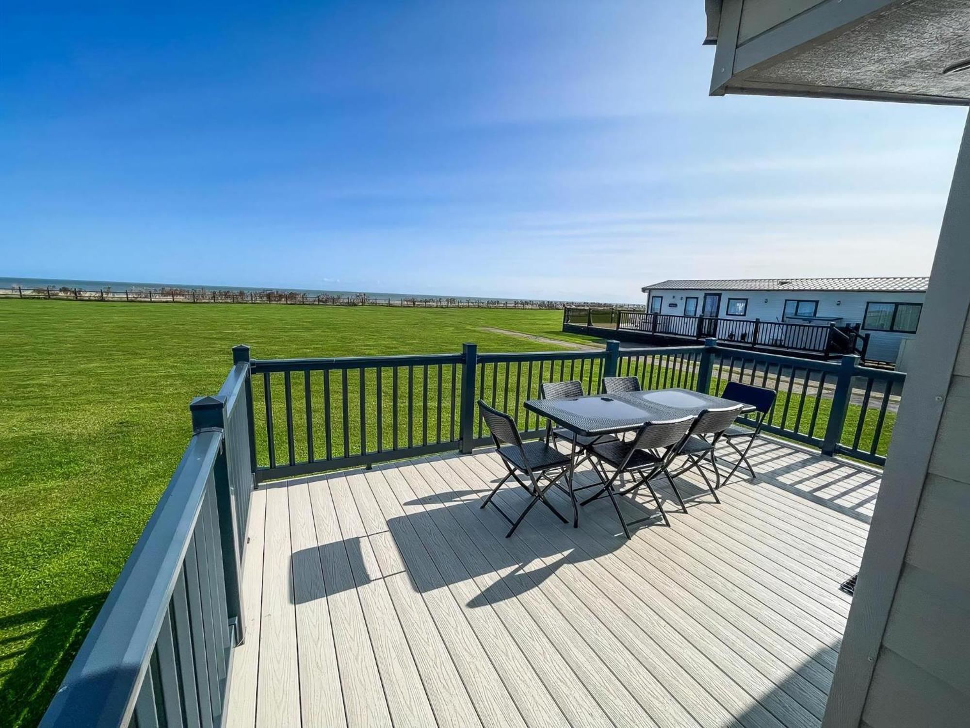 Stunning Lodge Full Sea Views At Broadland Sands In Suffolk Ref 20089Bs Hopton on Sea المظهر الخارجي الصورة
