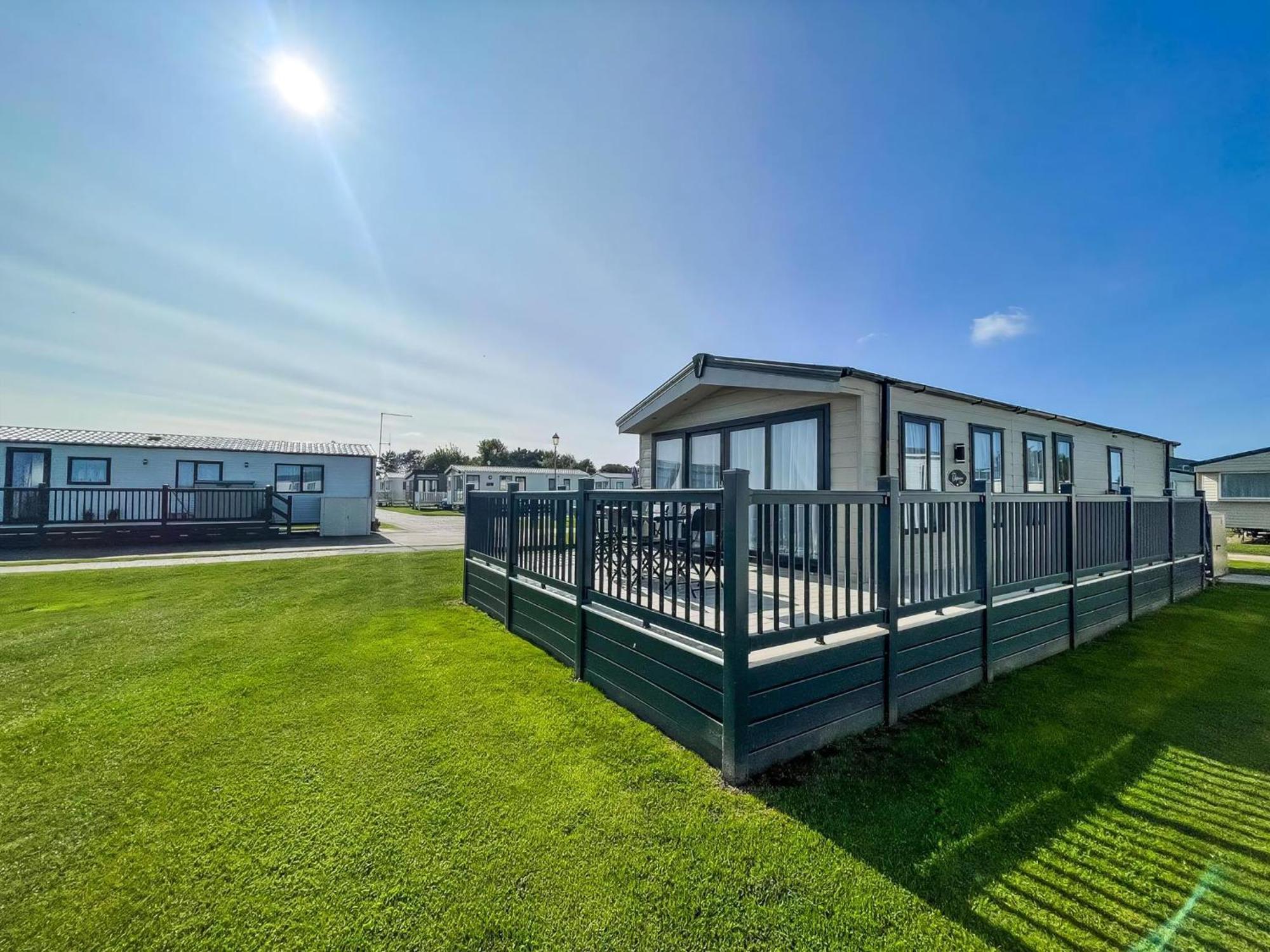 Stunning Lodge Full Sea Views At Broadland Sands In Suffolk Ref 20089Bs Hopton on Sea المظهر الخارجي الصورة