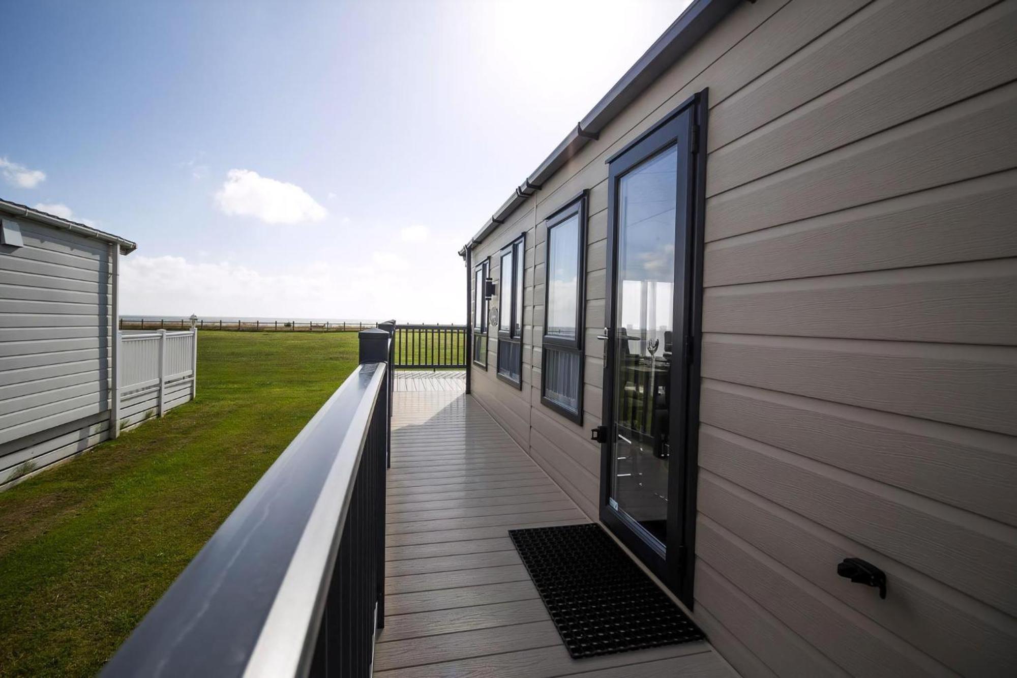 Stunning Lodge Full Sea Views At Broadland Sands In Suffolk Ref 20089Bs Hopton on Sea المظهر الخارجي الصورة