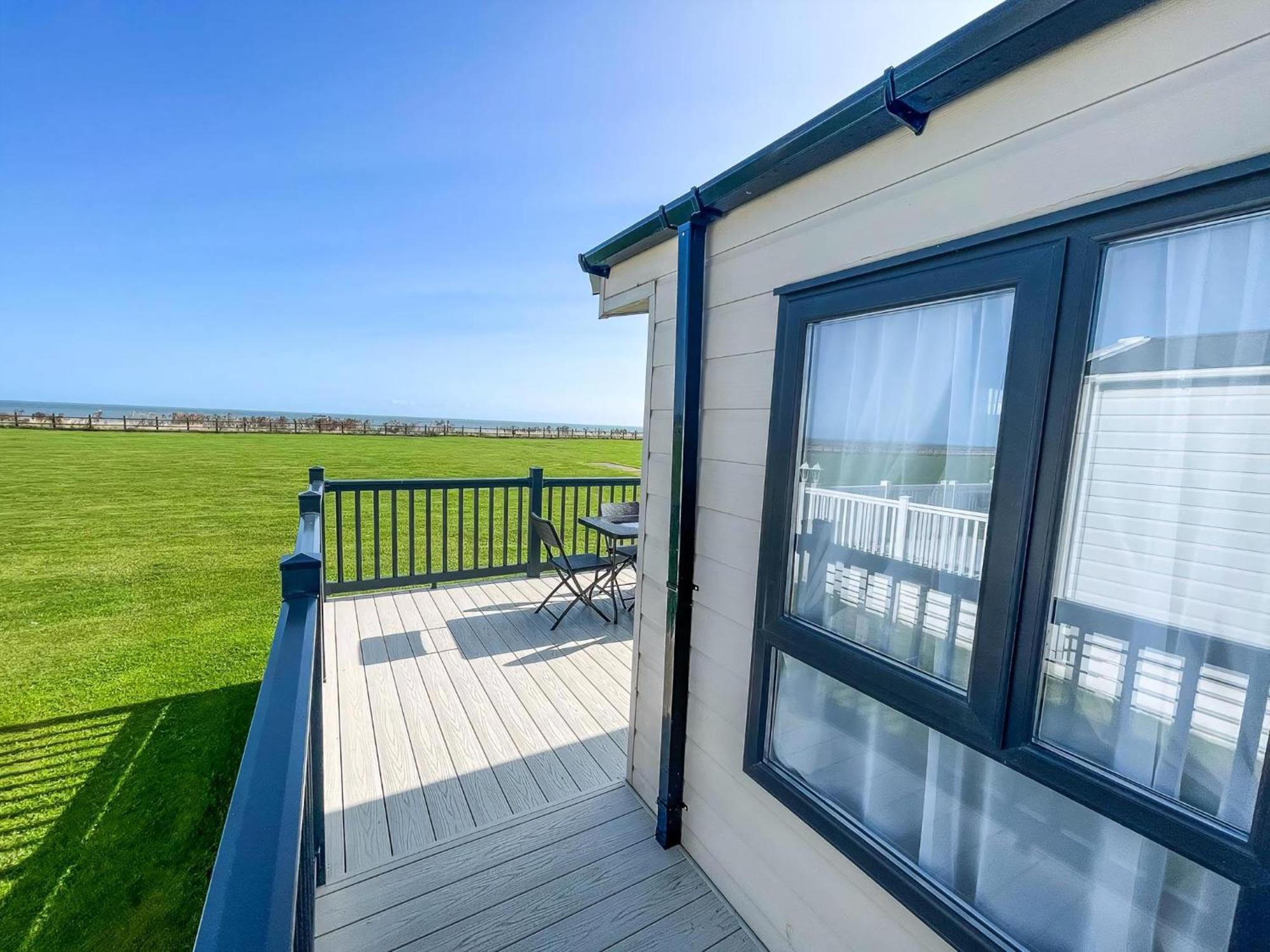 Stunning Lodge Full Sea Views At Broadland Sands In Suffolk Ref 20089Bs Hopton on Sea المظهر الخارجي الصورة