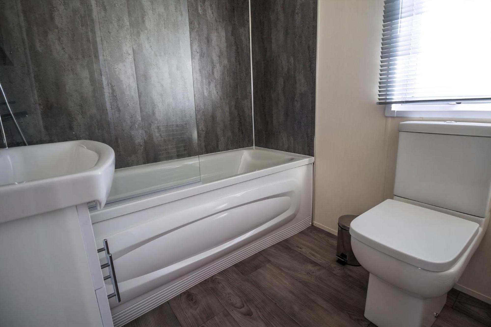 Stunning Lodge Full Sea Views At Broadland Sands In Suffolk Ref 20089Bs Hopton on Sea المظهر الخارجي الصورة